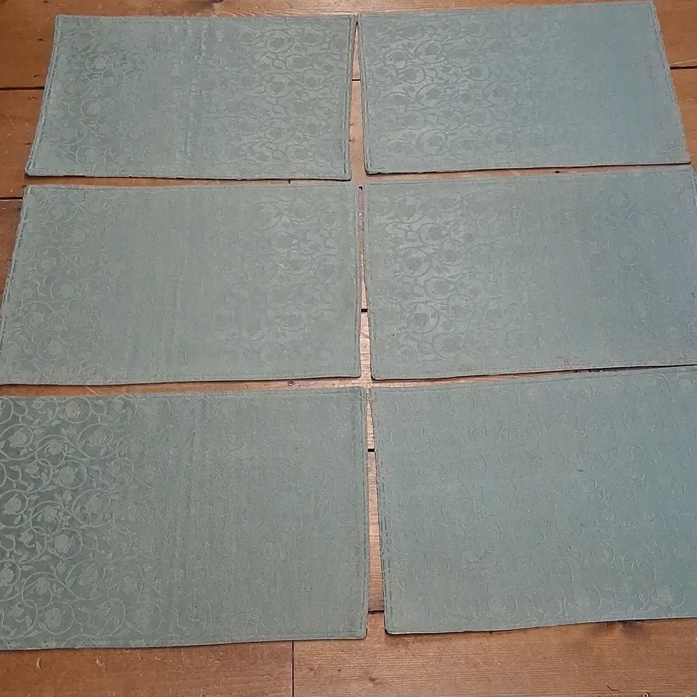 4 Reversible‎ Design Placemats 30 x 43